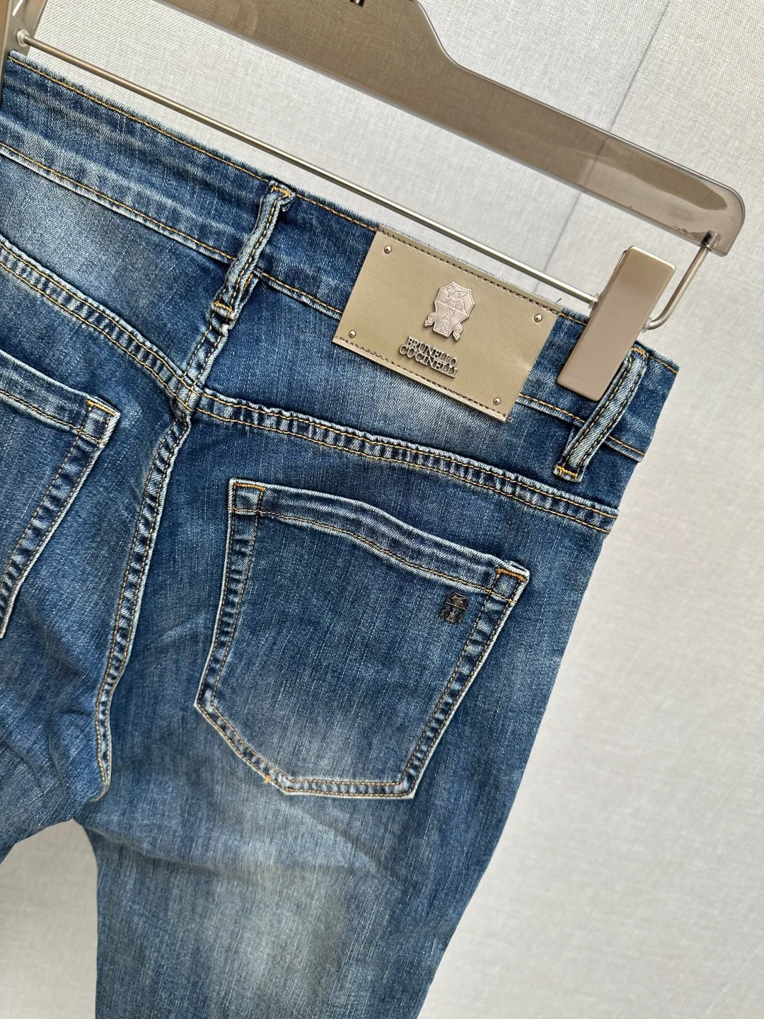 Available at the official website counter at the same time, the Original is a very stylish pair of jeans, with customized original washed denim fabric, unique design, top-notch printing technology letter pattern logo, original hardware accessories decoration, an extremely outstanding pair of jeans, the materials and craftsmanship are extremely luxurious and exquisite, extremely high-grade, handsome and stylish upper body, recommended 👍, Sizes: 29-38